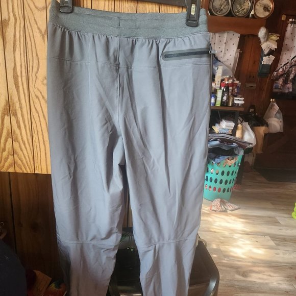 UNDER ARMOUR MEN'S FITTED JOGGERS SIZE SMALL RV $90 GRAY ~ NWT - Picture 2 of 4